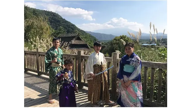 Sahrul dan ketiga anaknya kompak memakai baju kimono. Pose fotonya pun tampak seriu