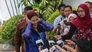 Ekspresi Menteri Kelautan dan Perikanan, Susi Pudjiastuti saat menjawab pertanyaan media usai menemui Presiden Jokowi terkait ilegal fishing, di Istana Merdeka, Jakarta, Senin (22/6/2015). (Liputan6.com/Faizal Fanani)
