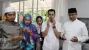 Ustadz Solmet mendoakan Raffi dan Nagita menghadiri syukuran ulang tahun Raffi dan Nagita di Kawasan Cinere, Depok, Sabtu (18/2). Tampak Anies Baswedan ikut menghadiri acara tersebut. (Liputan6.com/Herman Zakharia)
