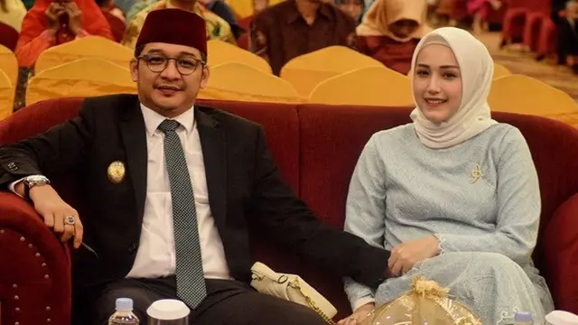 7 Potret Mesra Pasha 'Ungu' dan Istri, Kenang 9 Tahun Pernikahan