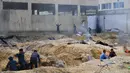 Anak-anak bermain permainan "Arab dan Yahudi" di luar sekolah di Kota Gaza (20/2). Saat istirahat sekolah, anak-anak bermain permainan "Arab dan Yahudi" dengan membakar kardus dan saling melempar bola pasir. (Reuters/Dylan Martinez)