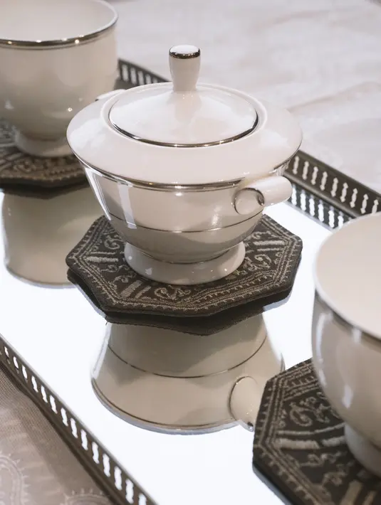 <p>Sapto Djojokartiko ingin membangkitkan semangat liburan dengan dengan corak ciptaannya dan campuran kehangatan warna yang lebih gelap digabungkan dengan tanda tangannya bordir #SAPTOJOPattern Penara. / Foto dok Sapto Djojokartiko.</p>