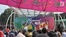 Penyanyi dangdut Rita Sugiarto (dua kiri) saat tampil dalam Panggung Gembira di Semarang, Jawa Tengah, Sabtu (15/12). Sejumlah artis dangdut ternama menghibur masyarakat Semarang. (Liputan6.com/Gholib)