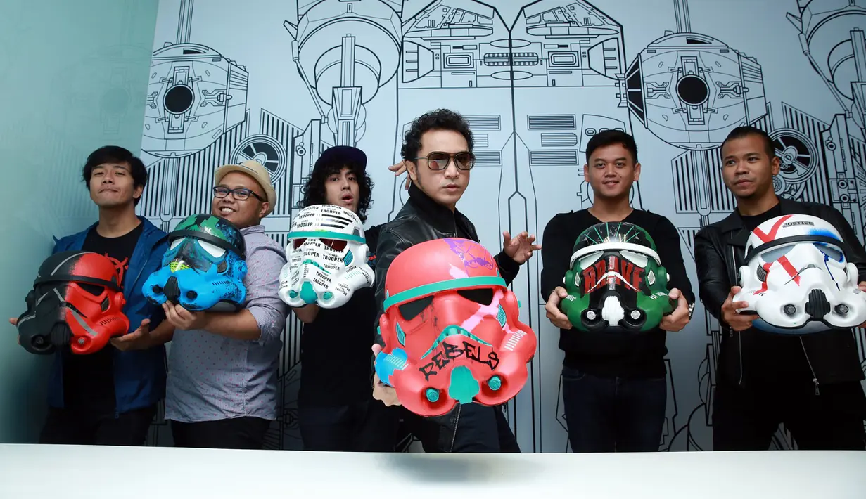 Mewakili Indonesia, salah satu grup band bernama Nidji dipilih untuk mengkampanyekan lomba desain Star Wars Stormtrooper helm di Disney Channel dan Disney XD Asia Tenggara. (Deki Prayoga/Bintang.com)