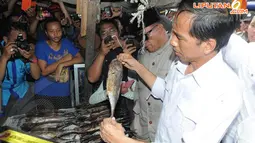 [FOTO] Ekspresi Jokowi Saat Blusukan di Pasar Yotefa Papua