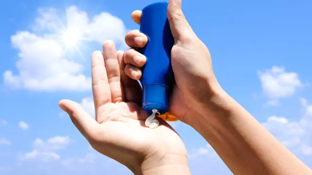 4 Produk Skincare yang Ampuh Mencegah Kulit Kering di Musim Hujan, Mau Tahu?