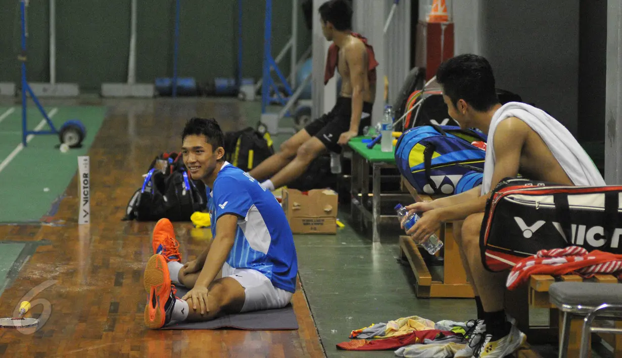 Sejumlah pemain tampak beristirahat usai berlatih di Gedung Pelatnas PBSI, Cipayung, Jakarta, Jumat (29/5/2015). Mereka berlatih untuk menyiapkan diri menghadapi turnamen Indonesia Open Super Series Premier 2015. (Liputan6.com/Herman Zakharia)