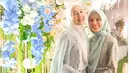 Dhini Aminarti dan Alyssa Soebandono diketahui pernah bermain dalam satu judul sinetron yang sama, yaitu Lagu Cinta Nirmala pada tahun 2011 silam. Pertemuan itu kemudian membawa keduanya ke persahabatan hingga kini, walaupun sudah jarang tampil bersama di layar kaca. (Liputan6.com/IG/@dhiniaminarti)
