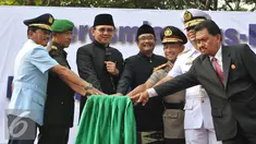 Gubernur DKI Jakarta, Basuki T Purnama (kedua kiri) meresmikan peluncuran bus-bus baru dan hotline Transjakarta di monas, Jakarta, Senin (22/6/2015).  Sebanyak 20 unit bus gandeng Transjakarta buatan eropa resmi diluncurkan. (Liputan6.com/Herman Zakharia)
