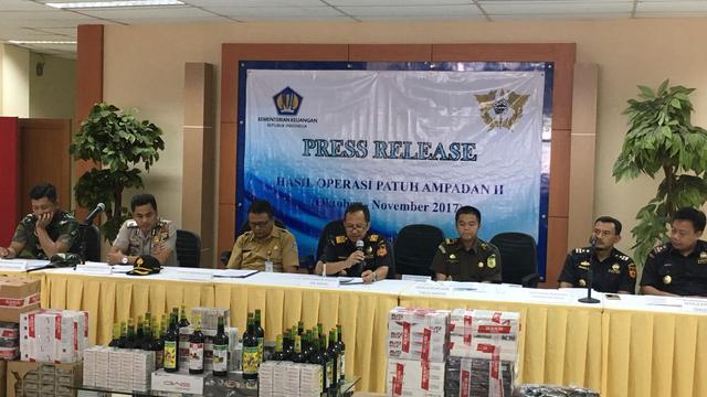 Peredaran rokok tanpa pita cukai ternyata masih terjual bebas di Provinsi Banten. (Liputan6.com/Pramita Tristiawati)