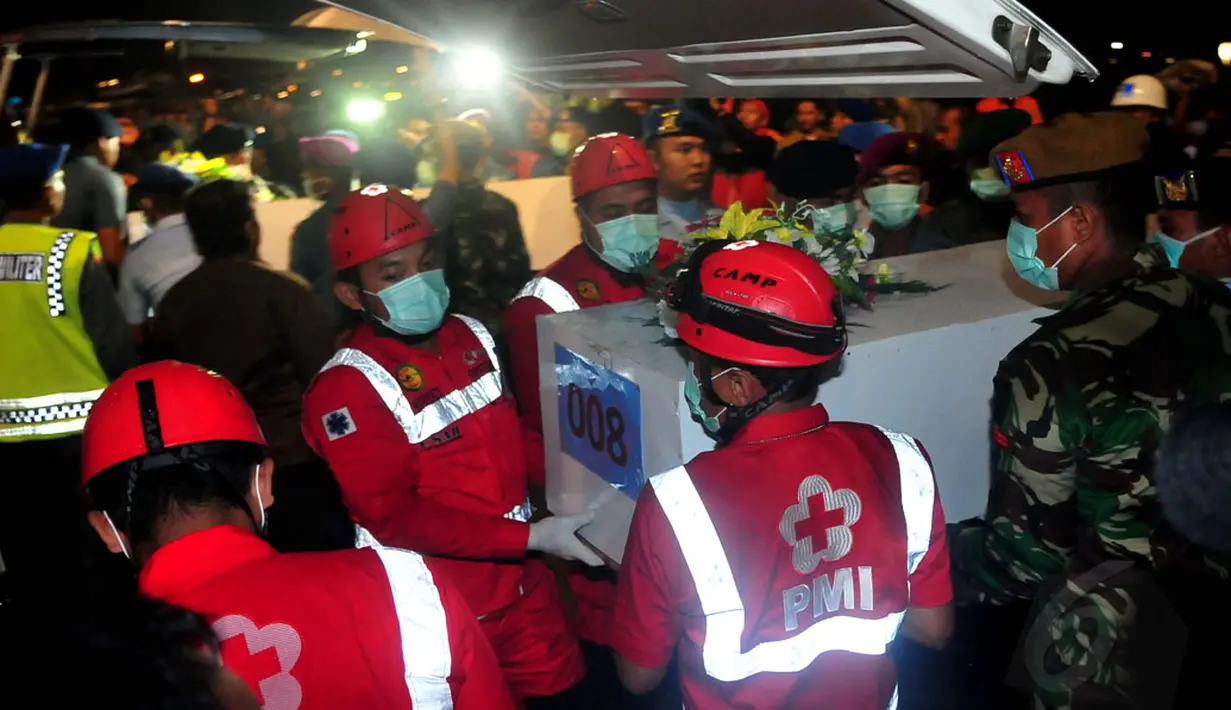 Dua jenazah korban pesawat AirAsia QZ-8501 tiba di Lanud TNI AL Juanda, Surabaya, Kamis malam (1/1/2015). Tampak beberapa anggota Tim SAR gabungan saat akan memasukkan jenazah korban ke dalam mobil ambulans. (Liputan6.com/Johan Tallo)