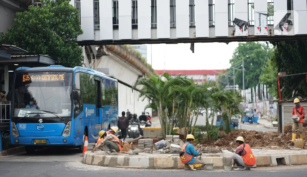 Suasana pembangunan Underpass Senen Extension di Jakarta, Selasa (19/10/2020). Pembangunan Underpass Senen Extension atau lintas bawah lanjutan Senen ini ditargetkan dapat mulai uji coba pada akhir November 2020 mendatang. (Liputan6.com/Immanuel Antonius)
