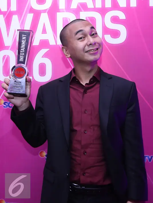 Raditya Dika saat menghadiri Infotainment Awards di Studio 6 Emtek City, Daan Mogot, Jakarta, Jumat (22/1/2016). (Liputan6.com/Herman Zakharia)