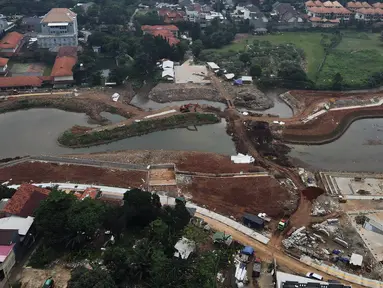 Foto udara suasana pembangunan Waduk Lebak Bulus, Jakarta Selatan, Selasa (11/10/2022). Pembangunan waduk seluas 4,4 hektare tersebut menjadi salah satu upaya untuk mengendalikan banjir akibat luapan air sungai di Jakarta Selatan. (Liputan6.com/Herman Zakharia)