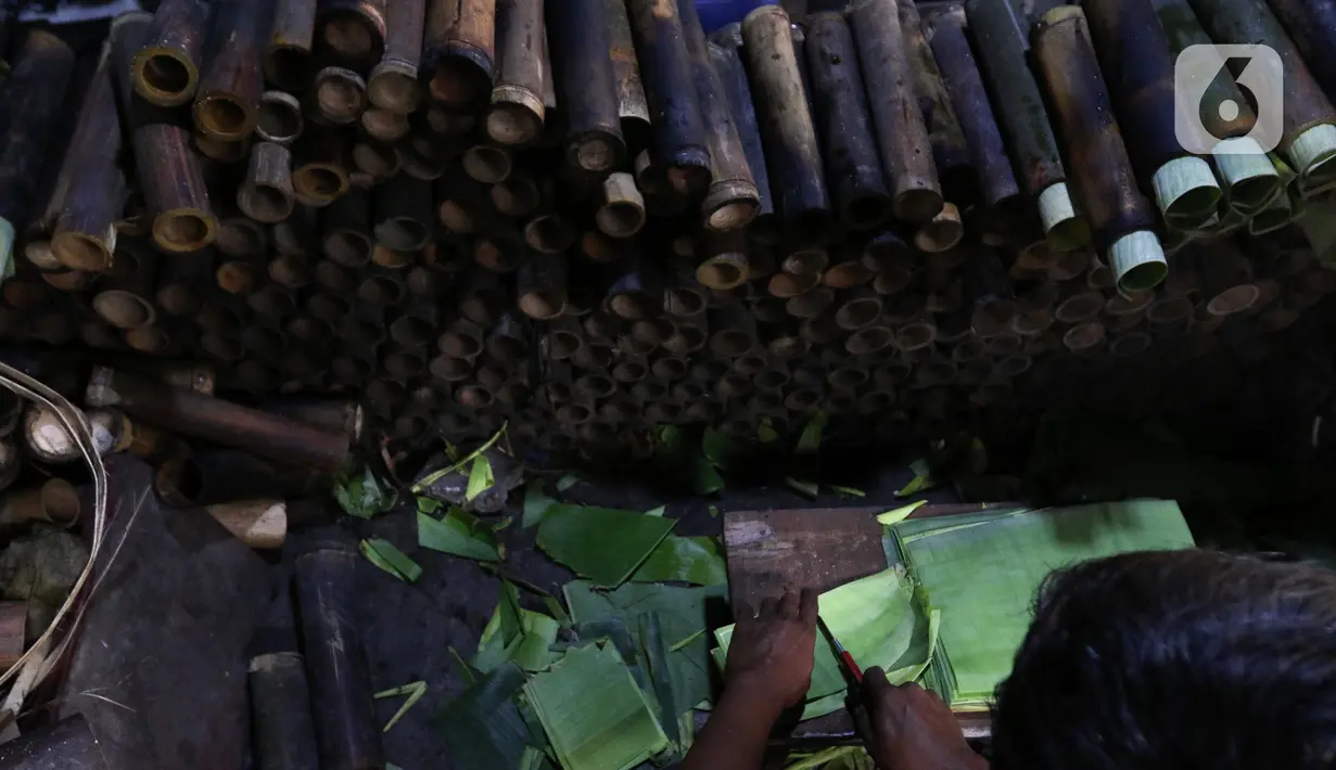 Penganan khas Minangkabau, Sumatra Barat ini terbuat dari beras ketan dan santan dengan bumbu khas. (Liputan6.com/Herman Zakharia)