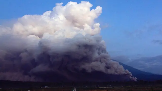 Gunung Semeru Erupsi, Muntahkan Material Vulkanik Setinggi 1.500 Meter