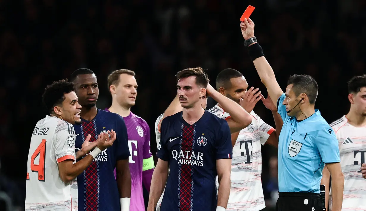 Pemain Bayern Munchen, Luis Diaz mendapatkan kartu merah setelah melakukan pelanggaran dalam laga Liga Champions 2025/2026 melawan PSG di Parc des Princes, Paris, Prancis, Selasa (04/11/2025) waktu setempat. (AFP/Franck Fife)