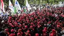 Massa buruh Konfederasi Serikat Pekerja Indonesia (KSPI) menyemut di depan Balai Kota DKI Jakarta, Jumat (10/11). Puluhan ribu buruh berunjuk rasa menuntut agar UMP di Jakarta direvisi dari Rp3,6 juta menjadi Rp3,9 juta. (Liputan6.com/Faizal Fanani)