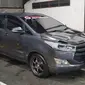 Mobil yang digunakan Innova Community Racing Team (ICRT) di lintasan sirkuit International Gelora Bung Tomo dalam ajang Drag Series di Surabaya, 5-7 April