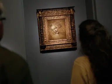 Awak media melihat lukisan "The Disheveled" karya Leonardo Da Vinci di museum Louvre, Paris, Selasa (22/10/2019). Louvre Paris, rumah Mona Lisa, menggelar pameran terbesar  Leonardo da Vinci memperingati 500 tahun wafatnya maestro Italia itu yang dibuka pada 24 Oktober mendatang. (AP/Thibault Camus)