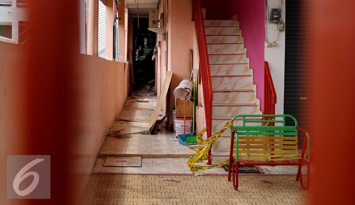  Suasana sebuah rumah kos-kosan terduga anggota jaringan teroris, Bekasi (11/12). Selain DYN, ada pula pria berinisial NS dan AS yang diamankan di Kalimalang. (Liputan6.com/JohanTallo)