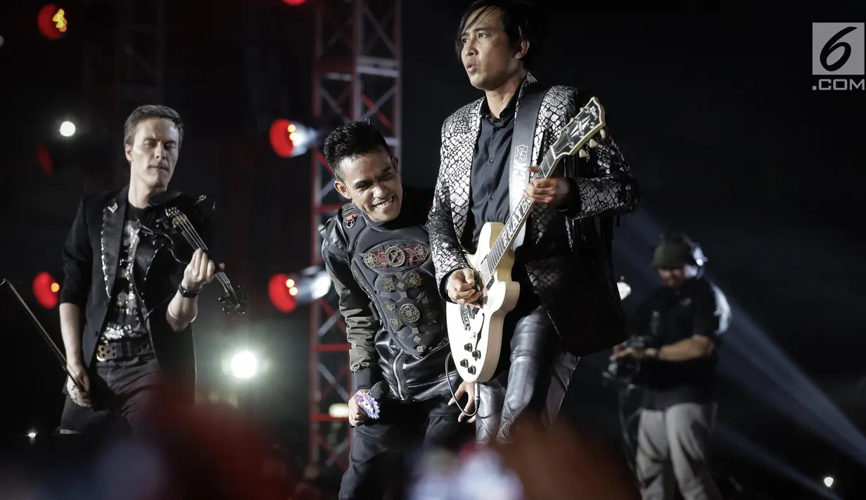 Fildan saat tampil bersama Dmitriev (Biola) dan Piyu (gitaris) dalam Grand Final Dangdut Academy 4 (D'Academy 4) di Studio 5 Indosiar, Jakarta, Jumat (19/5). (Liputan6.com/Faizal Fanani)