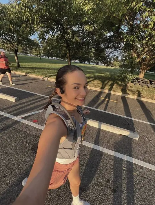 <p>Ini adalah momen saat Enzy mengikuti lomba marathon di Amerika Serikat. Hal tersebut sudah menjadi keinginannya sejak lama. [Foto: instagram.com/enzystoria]</p>