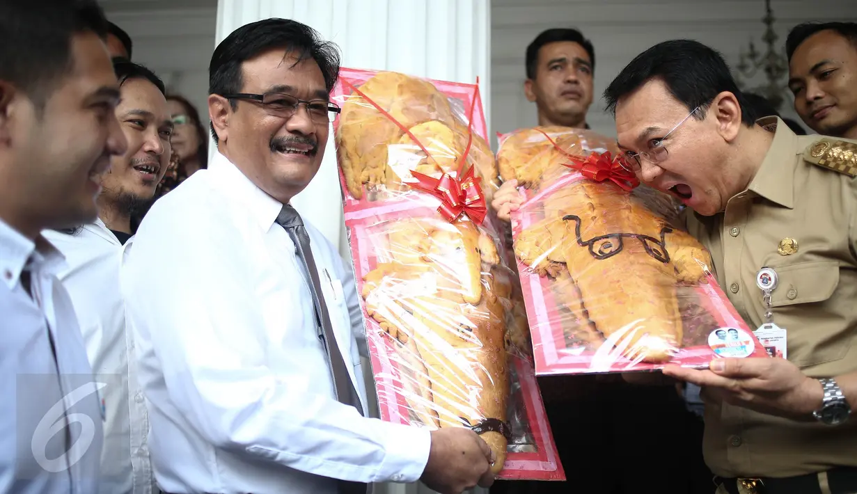 Gubernur DKI, Ahok dan Wagub DKI, Djarot Saiful Hidayat berpose dengan roti buaya di Balai Kota Jakarta, Senin (29/8). Roti buaya dari relawan Ahok-Djarot itu simbol warga meminang Ahok-Djarot pada Pilkada DKI Jakarta 2017. (Liputan6.com/Faizal Fanani)