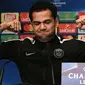 Bek Paris Saint-Germain Dani Alves saat konferensi pers di stadion Parc des Princes di Paris (4/3). PSG akan bertanding pada leg kedua babak 16 besar Liga Champions melawan tim Spanyol, Real Madrid di Prancis. (AFP Photo/Franck Fife)