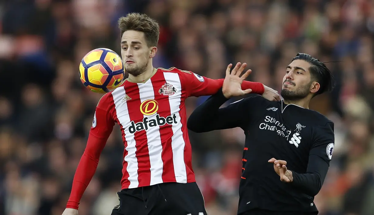 Duel pemain Liverpool, Emre Can (kanan) dengan pemain Sunderland, Adnan Januzaj pada laga Premier League di Stadium of Light, (2/1/2017). Liverpool bermain imbang 2-2.  (Action Images via Reuters/Lee Smith) 