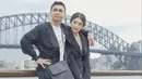 Mengunjungi Harbour Bridge di Sydney, Australia pasangan Raditya Dika dan Anissa Aziza kompak tampil serba hitam.  [Foto: IG/anissaaziza].