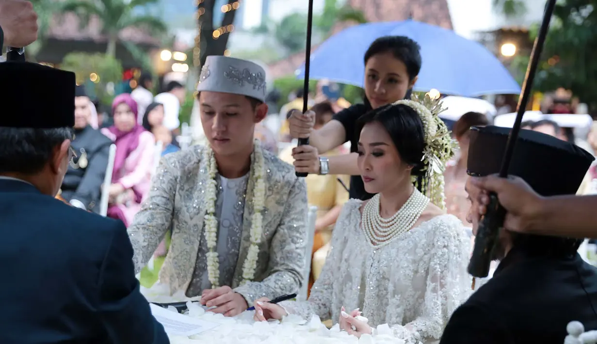 Di tempat yang sama, di Rumah Sarwono, Pasar Minggu, Rinni Wulandari dan Jevin Julian juga mengadakan resepsi pernikahan pada malam harinya.  (Deki Prayoga/Bintang.com)