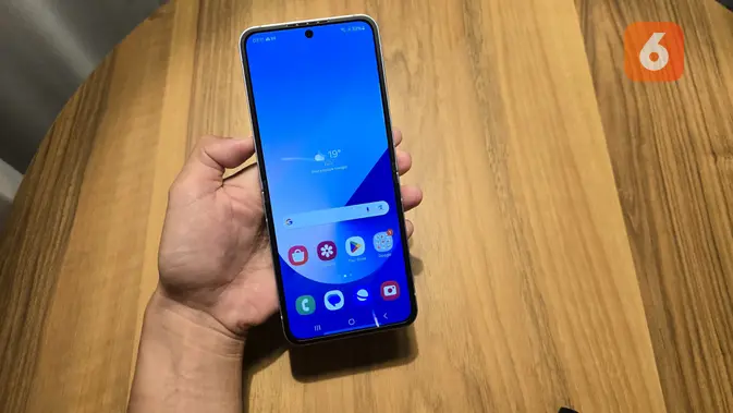 <p>Begini nih tampilan Galaxy Z Flip 6 saat layarnya sedang dibuka, dan dipegang dalam satu tangan. Ukurannya yang tipis dan kini dengan frame lebih mengotak membuatnya nyaman dalam genggaman. (Liputan6.com/ Agustin Setyo Wardani)</p>