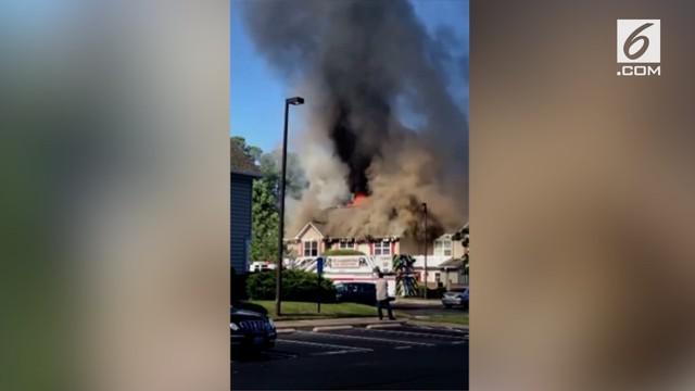 Sebuah helikopter jatuh dan menimpa sebuah rumah di Virginia. Satu orang tewas dalam insiden ini.