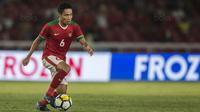 Gelandang Timnas Indonesia, Evan Dimas, mengontrol bola saat melawan Islandia pada laga persahabatan di SUGBK, Jakarta, Minggu (14/1/2018). Timnas Indonesia kalah 1-4 dari Islandia. (Bola.com/Vitalis Yogi Trisna)