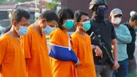 Tersangka kurir sabu 16 kilogram (baju tahanan ujung kanan) dalam konferensi pers di Polda Riau. (Liputan6.com/M Syukur)
