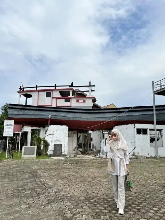 Dia juga mengenakan kombinasi hijab abu-abu dengan kerudung warna nude. (Instagram/reisabrotoasmoro).