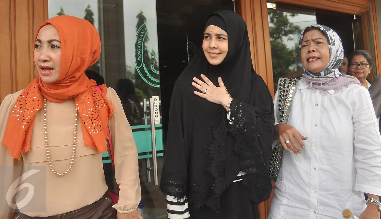 Risty Tagor  (tengah) seusai menjalani sidang perceraian dengan Stuart Collin di Pengadilan Agama Jakarta Selatan, Kamis (28/1/2016). Sidang beragendakan kesaksian itu menghadirkan kakak Stu sebagai saksi. (Liputan6.com/Herman Zakharia)