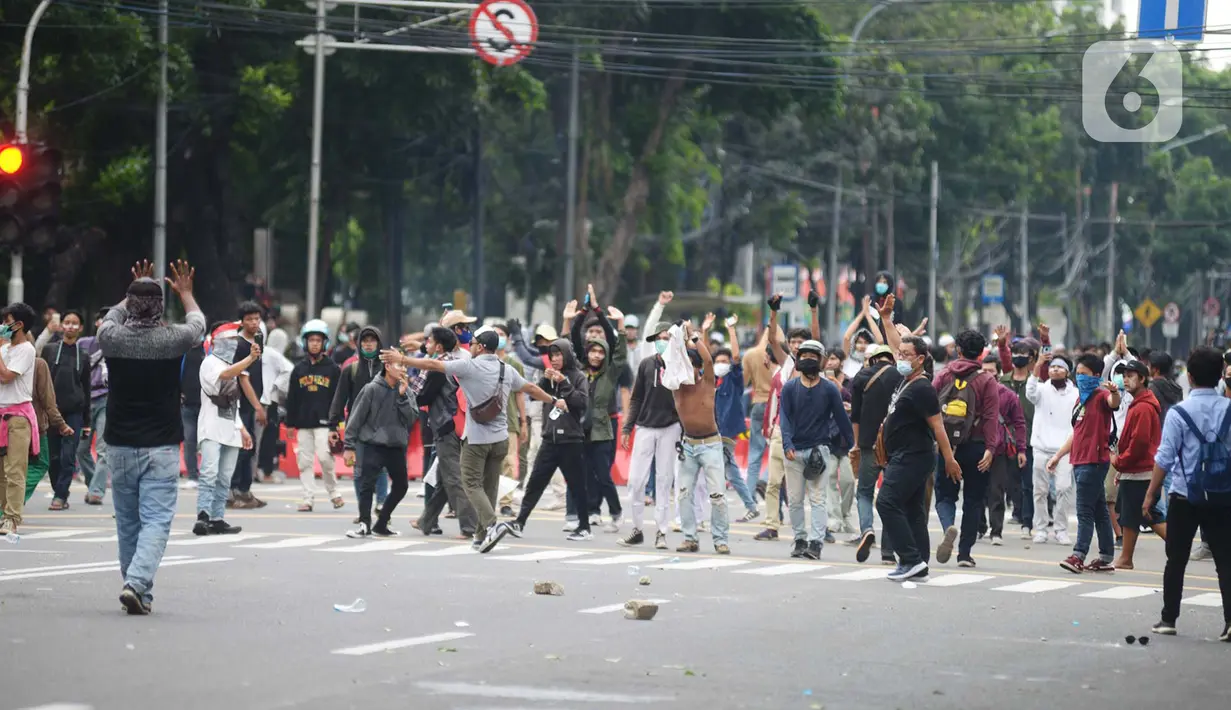 Pengunjuk rasa tolak UU Cipta Kerja bentrok dengan polisi di Kawasan Thamrin, Jakarta Pusat, Selasa (13/10/2020). Gas air mata ditembakkan ke arah pendemo yang melakukan perlawanan dengan melempar batu dan pecahan kaca. (merdeka.com/Imam Buhori)