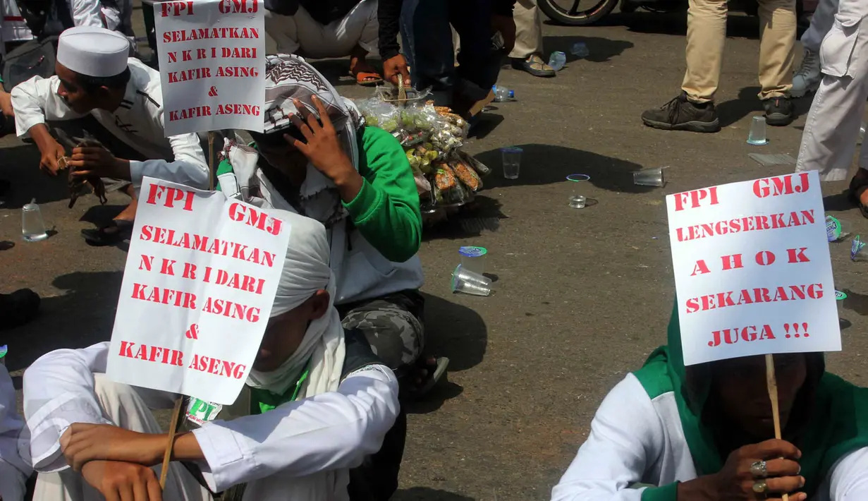Massa FPI bersama GMJ melakukan aksi di depan Gedung DPRD DKI Jakarta, (1/6/2015). Mereka menuntut  Gubernur DKI Jakarta, Basuki Tjahaja Purnama alias Ahok untuk lengser dari jabatannya. (Liputan6.com/JohanTallo)