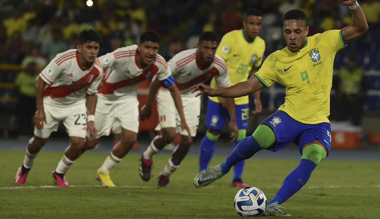 <p>Victor Roque menjadi salah satu diantara dua pemain Timnas Brasil U-20 yang merajai daftar pencetak gol terbanyak Piala Amerika Selatan U-20 2023 yang berlangsung di Kolombia dengan torehan enam gol. Vitor Roque memang cukup fenomenal mengingat usianya saat ini baru menginjak 17 tahun. (AFP/Joaquin Sarmiento)</p>
