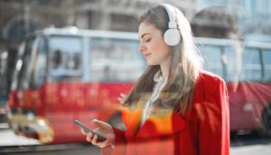 Ilustrasi mendengarkan lagu, musik. (Photo by Andrea Piacquadio from Pexels)