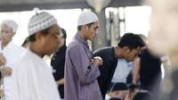 Pemain Timnas Indonesia, Septian David, saat Salat Jumat di Masjid Islamic Center Valdesam, Thailand, Jumat, (16/11). Indonesia akan melawan Thailand pada laga Piala AFF 2018. (Bola.com/M. Iqbal Ichsan)