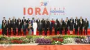 Sejumlah pimpinan, menteri luar negeri anggota Indian Ocean Rim Association (IORA) serta organisasi internasional lainnya berfoto bersama sebelum acara pembukaan KTT IORA 2017 di Jakarta Convention Centre, Selasa (7/3). (Liputan6.com/Angga Yuniar)