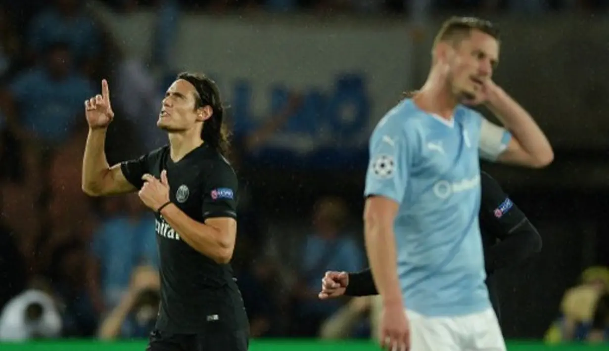 Ekspresi striker PSG, Edinson Cavani setelah mencetak gol ke gawang Malmo dalam laga Grup A Liga Champions di Stadion Parc des Princes, Paris, Prancis (15/9/2015). PSG menang 2-0 dalam partai tersebut. (AFP Photo/Jean-Sebastien Evrard)