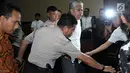 Gubernur Sulawesi Tenggara nonaktif Nur Alam dikawal keluar ruang sidang usai mengikuti pembacaan putusan di Pengadilan Tipikor, Jakarta, Rabu (28/3). Nur Alam dihukum 12 tahun penjara dan denda satu miliar. (Liputan6.com/Helmi Fithriansyah)