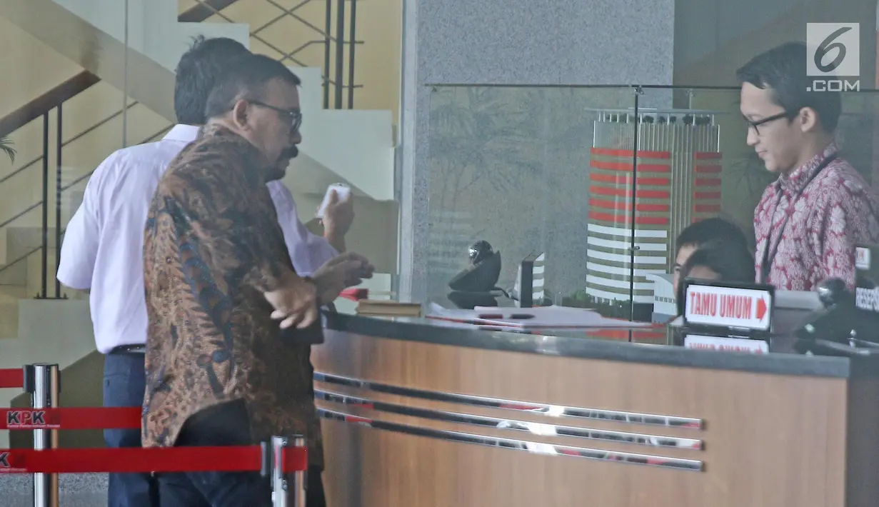 Aktor Leroy Osmani mengisi buku tamu di gedung KPK, Jakarta, Jumat (16/3). Leroy Osmani di periksa sebagai saksi suap pengadaan pesawat dan mesin pesawat dari airbus S.A.S dan Roll-Royce P.L.C pada PT. Garuda Indonesia. (Liputan6.com/Herman Zakharia)