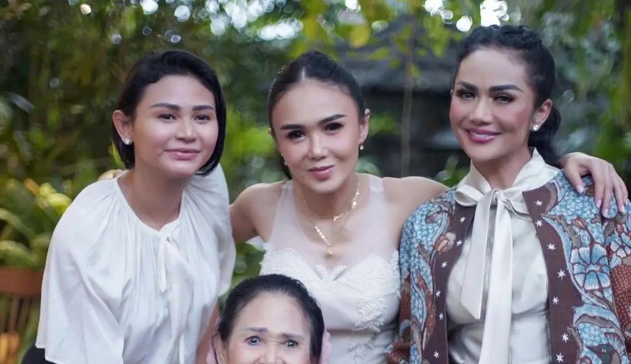 Meski sudah memasuki kepala tujuh, paras ibunda Kris Dayanti dan Yuni Shara masih terlihat awet muda. Potret itu terlihat ketika Yuni Shara merayakan ulang tahun ke-52. [@krisdayantilemos]