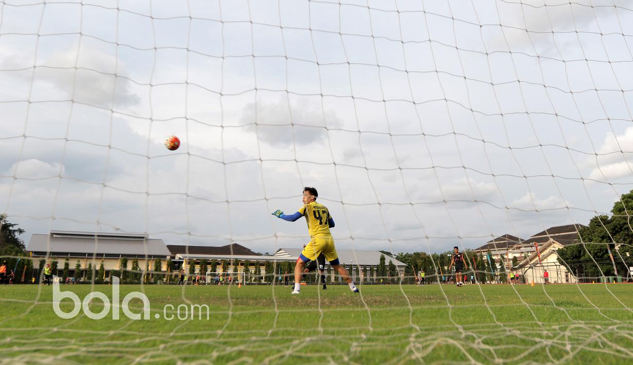 Gerry Mandagi hanya melihat bola yang melawayng diatas mistar gawang pada sesi latihan di lapangan UNY, Yokyakarta, Senin (6/2/2017). Mitra Kukar akan melawan PSS Sleman pada partai berikut. (Bola.com/Nicklas Hanoatubun)