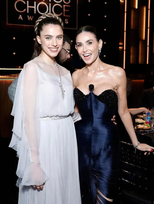 Demi percantik dirinya dengan anting-anting kristal bermata berlian dan gelang dari Tiffany & Co. [@demimoore]